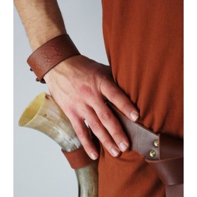 1241 Lederarmband mit keltischer Prägung